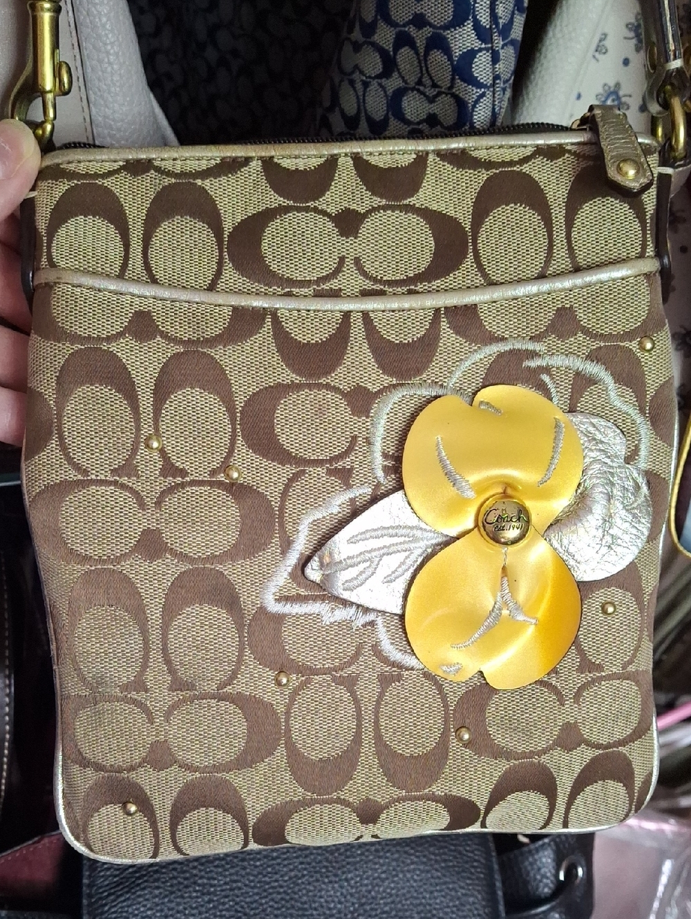 COACH FLORAL APPLIQUE SIGNATURE CROSSBODY BAG